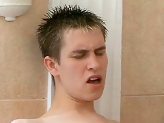 Wet twink bathtub threesome