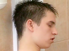 Wet twink bathtub threesome