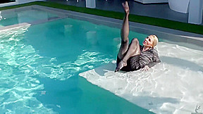 Wetlook pool strip in satin