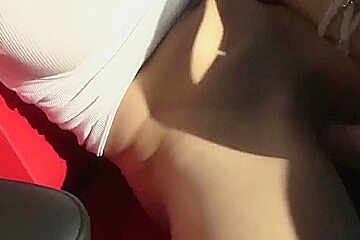 Woman Masturbates And Squirts In Her Car At The Beach