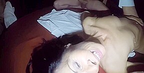 arrosée de foutre lors d un bukkake en club ( pornhub)