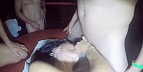arrosée de foutre lors d un bukkake en club ( pornhub)