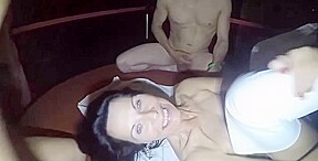 arrosée de foutre lors d un bukkake en club ( pornhub)
