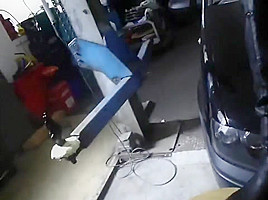auf einer motorhabe volle flasche sekt in der muschi