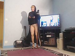 beurette blonde a gros seins danse en collant et hijab