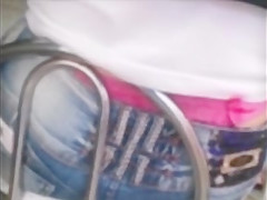 calcinha rosa a mostra