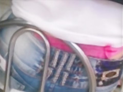calcinha rosa a mostra