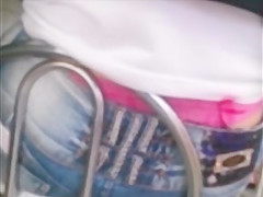calcinha rosa a mostra