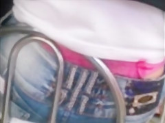 calcinha rosa a mostra