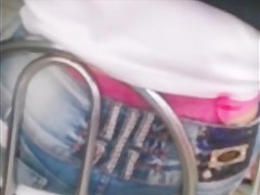 calcinha rosa a mostra