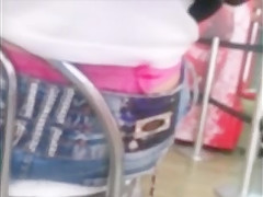 calcinha rosa a mostra