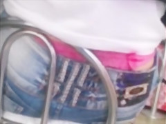 calcinha rosa a mostra