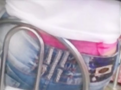 calcinha rosa a mostra