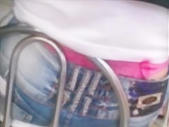 calcinha rosa a mostra