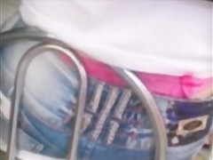 calcinha rosa a mostra