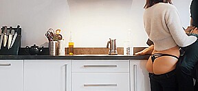 ceriise nique de beau matin dans la cuisine