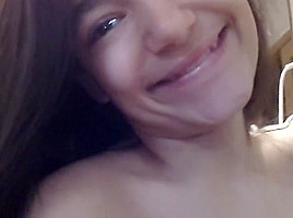 college girl perla se masturba duro hasta botar rica leche