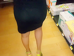 culona en vestido negro transparente