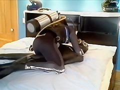 dawn of the dead scuba guy overpowers and gasses frogman