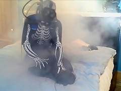 dawn of the dead scuba guy overpowers and gasses frogman