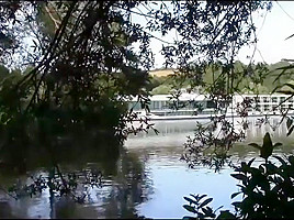 ein Spaziergang im Park im Fluss zu ficken