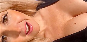 elle suce Step son livreur de pizza en tenue sexy