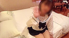 【素人】性欲強すぎてごめんなさい。 手でおまんこ撫でて気持ちよく大◯生。
