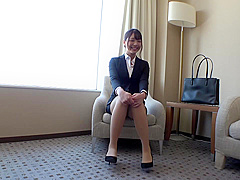 スーツがとても似合うモデル並みの美脚の絶対的美女