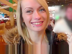 jolie petite francaise chopee au salon d agriculture