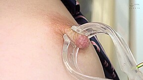 美女の乳首に聴診器を当てておもちゃで乳首責め