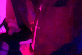 louise se fait défoncer dans un gros gang bang