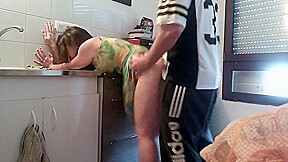mon beau frére me baise rapidement dans la cuisine