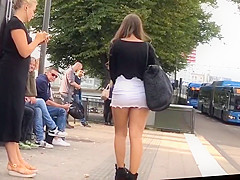 novinha perfeita de microssaia mostrando a polpinha delicia