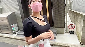 【弾けるデカ乳】元インストラクターのエロ動画配信者！？ホテルに付いたら即すけべコスに変身！自分でおっぱいに顎を埋められるほどの巨乳美女に、ムキムキ施術師がエロエロマッサージ！？