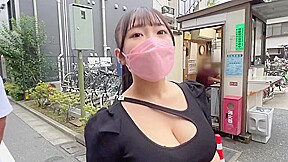 【弾けるデカ乳】元インストラクターのエロ動画配信者！？ホテルに付いたら即すけべコスに変身！自分でおっぱいに顎を埋められるほどの巨乳美女に、ムキムキ施術師がエロエロマッサージ！？