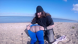 rapariga fazendo ginastica na praia e apalpada e tem sua roupa rasgada