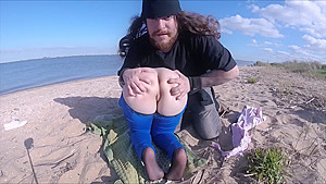 rapariga fazendo ginastica na praia e apalpada e tem sua roupa rasgada