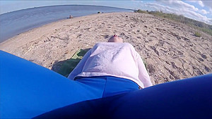 rapariga fazendo ginastica na praia e apalpada e tem sua roupa rasgada