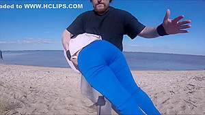 rapariga fazendo ginastica na praia e apalpada e tem sua roupa rasgada