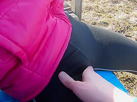 teenager 18+ con corpo perfetto scopa sulla panchina in pubblico - LustTaste