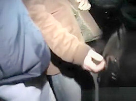 tina marie spompina degli sconosciuti in un parcheggio e poi piscia