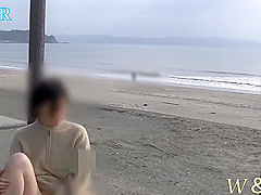 【個人撮影】可愛い彼女が海岸で散歩している人が居るのに全裸オtニーで気持くなっちゃうnaked Masturbation On The Beach