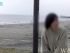 【個人撮影】可愛い彼女が海岸で散歩している人が居るのに全裸オtニーで気持くなっちゃうnaked Masturbation On The Beach