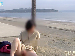 【個人撮影】可愛い彼女が海岸で散歩している人が居るのに全裸オtニーで気持くなっちゃうnaked Masturbation On The Beach