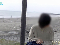 【個人撮影】可愛い彼女が海岸で散歩している人が居るのに全裸オtニーで気持くなっちゃうnaked Masturbation On The Beach