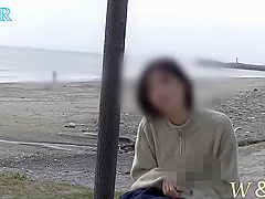 【個人撮影】可愛い彼女が海岸で散歩している人が居るのに全裸オtニーで気持くなっちゃうnaked Masturbation On The Beach