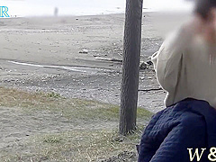 【個人撮影】可愛い彼女が海岸で散歩している人が居るのに全裸オtニーで気持くなっちゃうnaked Masturbation On The Beach