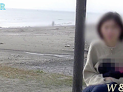 【個人撮影】可愛い彼女が海岸で散歩している人が居るのに全裸オtニーで気持くなっちゃうnaked Masturbation On The Beach
