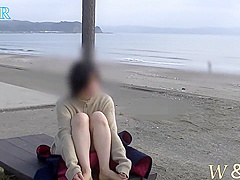 【個人撮影】可愛い彼女が海岸で散歩している人が居るのに全裸オtニーで気持くなっちゃうnaked Masturbation On The Beach
