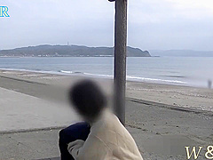 【個人撮影】可愛い彼女が海岸で散歩している人が居るのに全裸オtニーで気持くなっちゃうnaked Masturbation On The Beach